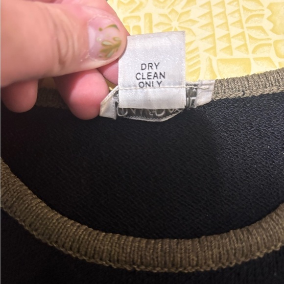 Vintage Black and Tan Sweater - Picture 5 of 9